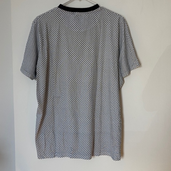 🎉4/30$🎉 Men's Black and White Patterned Short Sleeve Tee - Picture 4 of 4